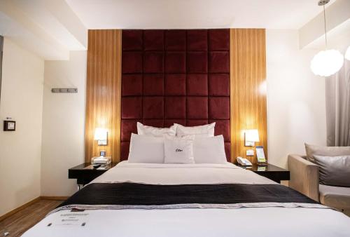 a bedroom with a large bed with a red headboard at 168 Motel-Hsinchu in Hsinchu City