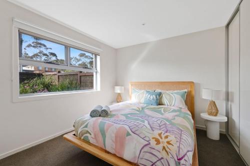 sypialnia z łóżkiem i oknem w obiekcie Hazelwood w mieście Cowes