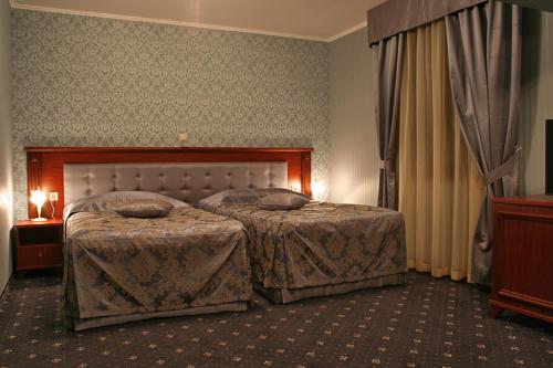 Tempat tidur dalam kamar di Danube Hotel & Spa