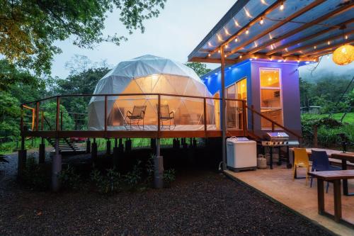 Fotografie z fotogalerie ubytování Bitzu Dome-Bijagua Riverside Glamping v destinaci Bijagua
