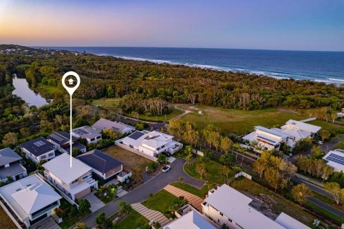 eine Luftansicht eines Hauses neben dem Meer in der Unterkunft Beachside, luxury resort living in Yaroomba