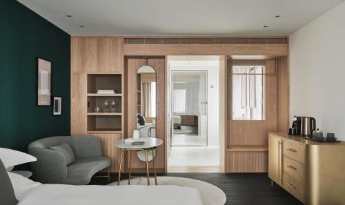 Příslušenství pro přípravu čaje a kávy v ubytování Kimpton Da An Taipei- an IHG Hotel
