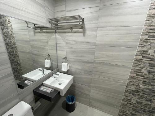 Ένα μπάνιο στο DJ Citi Plaza Hotel & Suites