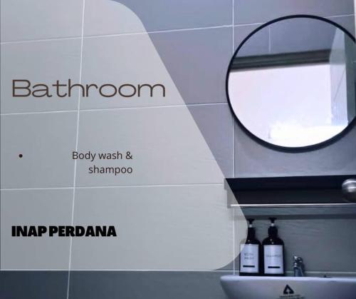 ein Badezimmer mit einem Spiegel und einem Waschbecken in der Unterkunft Inap Perdana Sungkai, Perak in Sungkai