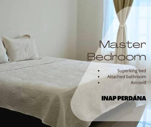 ein Bett mit einer weißen Bettdecke darüber in der Unterkunft Inap Perdana Sungkai, Perak in Sungkai