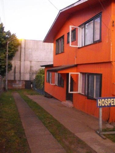 una casa naranja con un cartel delante en Hospedaje Centro Valdivia, en Valdivia