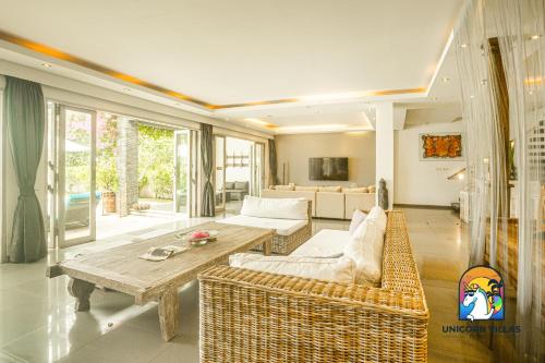 Μια τηλεόραση ή/και κέντρο ψυχαγωγίας στο Villa Black Pearl - by Unicorn Villas Bali