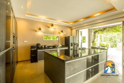 Η κουζίνα ή μικρή κουζίνα στο Villa Black Pearl - by Unicorn Villas Bali