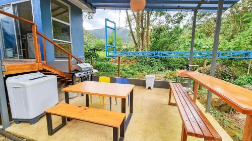 Balkón nebo terasa v ubytování Bitzu Dome-Bijagua Riverside Glamping