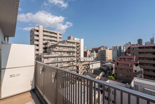 balcone con vista sulla città di ZAITO Kikukawa SRS Apartment 新築マンション a Tokyo