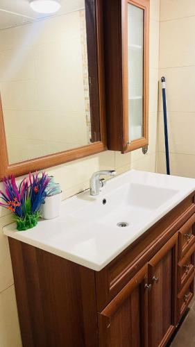 un bagno con lavandino bianco e specchio di Lev Eilat 2 bedrooms a Eilat