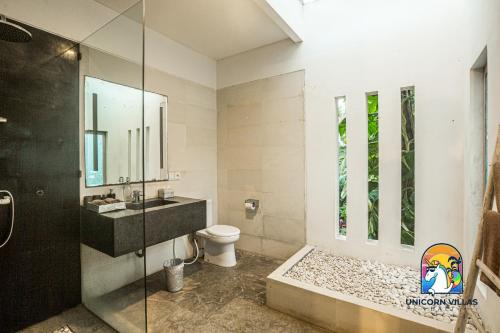 Ένα μπάνιο στο Villa Black Pearl - by Unicorn Villas Bali