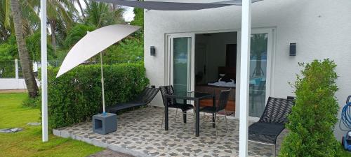 Κήπος έξω από το ganze Villa beachfront-pool-villa-Apartment