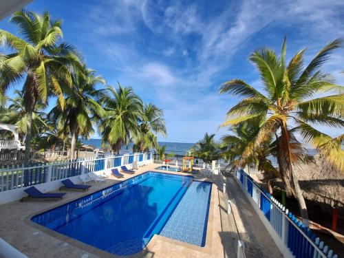 - une vue sur la piscine et la plage dans l'établissement Hotel Playarena, à Coveñas