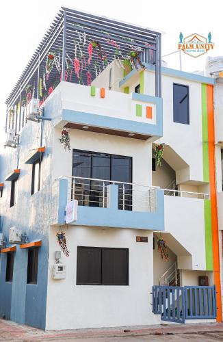 KevadiaにあるTHE PALM UNITY HOME STAYの虹の絵が描かれた建物