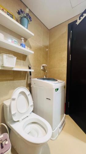 uma casa de banho com um WC branco e um lavatório. em Homestay Times City Luxury 01T1N em Hanói