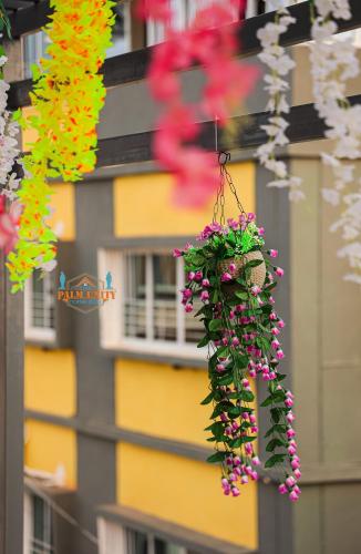 KevadiaにあるTHE PALM UNITY HOME STAYの花鉢(ピンクと黄色の花)