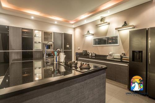 Η κουζίνα ή μικρή κουζίνα στο Villa Black Pearl - by Unicorn Villas Bali