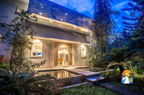 Κήπος έξω από το Villa Black Pearl - by Unicorn Villas Bali