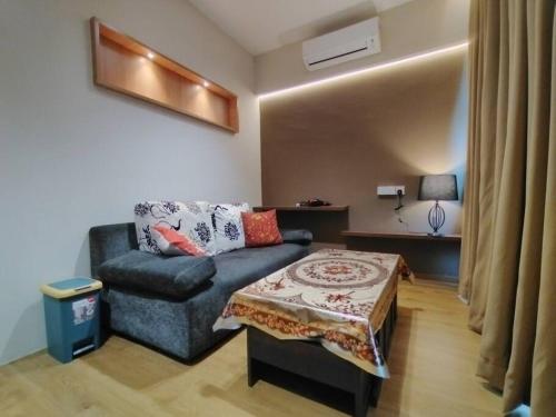 sala de estar con sofá y mesa en Summer Mall Summer Suite 2 bedroom unit, en Kota Samarahan