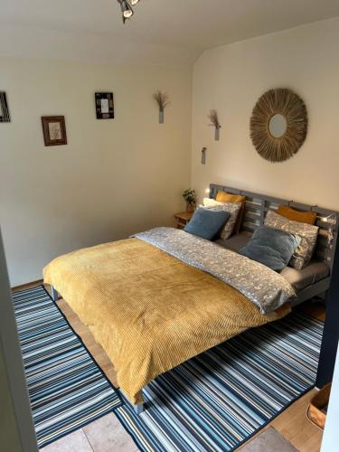 um quarto com uma cama grande e um tapete em Center studio hause em Kaunas