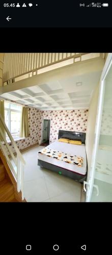 um quarto com um beliche num loft em Khanza09 em Ciwidey