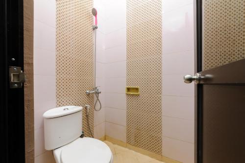 ein Badezimmer mit Toilette und Dusche in der Unterkunft RedDoorz near The Jungle Waterpark Bogor in Bogor