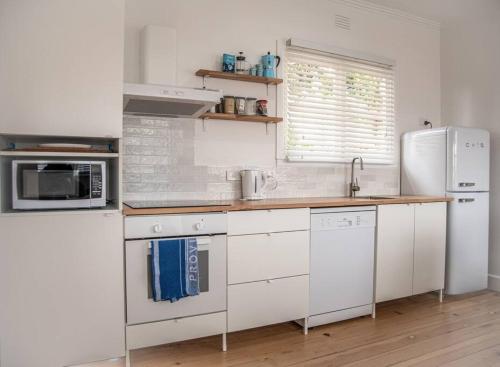 Dapur atau dapur kecil di Barkly Beach House Warrnambool