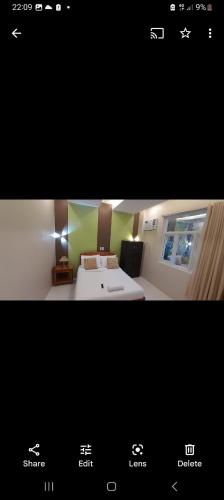 uma fotografia de um quarto de hotel com uma cama em MaisonDeGloria em Legazpi