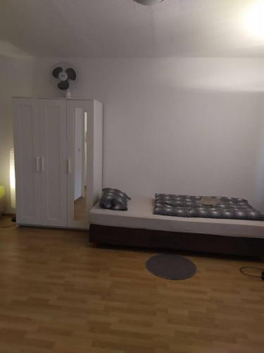 a room with a bed in the corner of a room at Apartment für Monteure in Sandersdorf in Sandersdorf