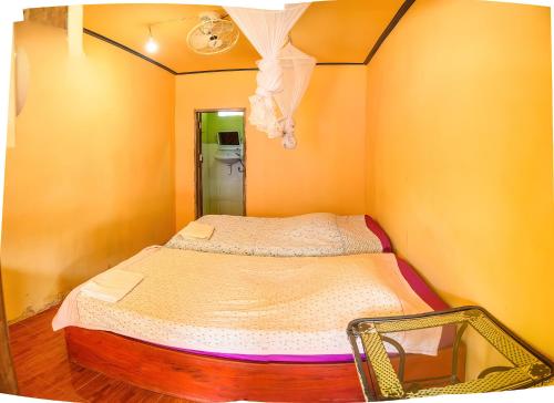 a small bedroom with a bed in a room at Mamapieng Budget Guesthouse in Don Det