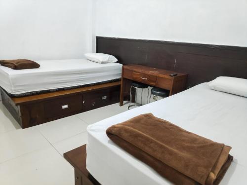 Postel nebo postele na pokoji v ubytování RedDoorz Syariah near Terminal Terpadu Langsa