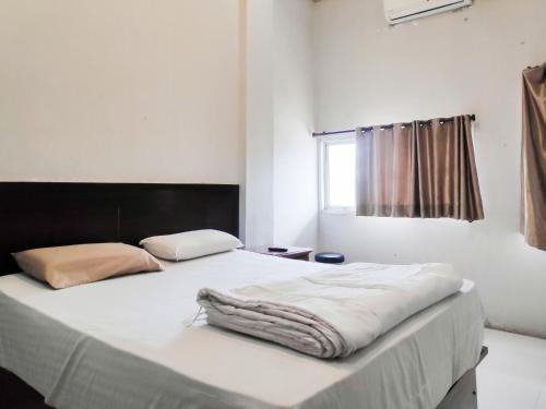 Postel nebo postele na pokoji v ubytování RedDoorz Syariah near Terminal Terpadu Langsa