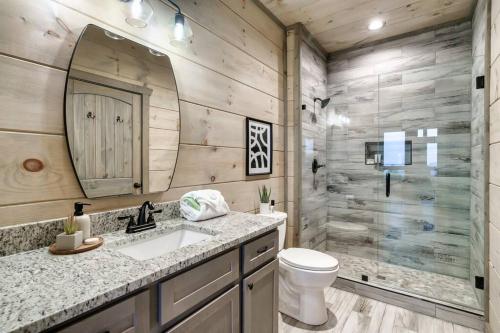 New Luxury Cabin with Stunning MountainVIEWS,HotTub, FirePit, FirePlace,2 KingBeds, 2 CoveredDecks,BBqGrill, ShuffleBoard and Pool Access photo 4