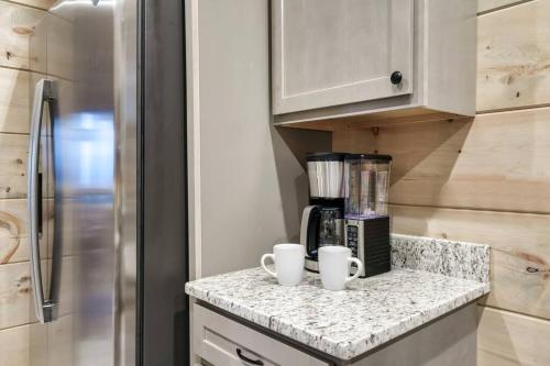 New Luxury Cabin with Stunning MountainVIEWS,HotTub, FirePit, FirePlace,2 KingBeds, 2 CoveredDecks,BBqGrill, ShuffleBoard and Pool Access photo 35