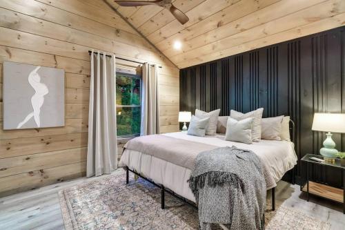 New Luxury Cabin with Stunning MountainVIEWS,HotTub, FirePit, FirePlace,2 KingBeds, 2 CoveredDecks,BBqGrill, ShuffleBoard and Pool Access photo 44