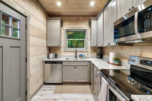 New Luxury Cabin with Stunning MountainVIEWS,HotTub, FirePit, FirePlace,2 KingBeds, 2 CoveredDecks,BBqGrill, ShuffleBoard and Pool Access photo 34