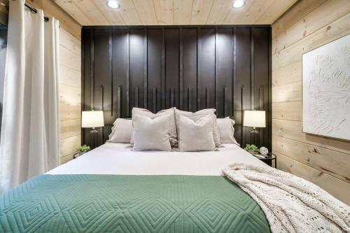 New Luxury Cabin with Stunning MountainVIEWS,HotTub, FirePit, FirePlace,2 KingBeds, 2 CoveredDecks,BBqGrill, ShuffleBoard and Pool Access photo 37