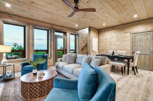 New Luxury Cabin with Stunning MountainVIEWS,HotTub, FirePit, FirePlace,2 KingBeds, 2 CoveredDecks,BBqGrill, ShuffleBoard and Pool Access photo 5