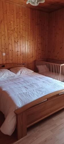 Postel nebo postele na pokoji v ubytování chalet du cypres