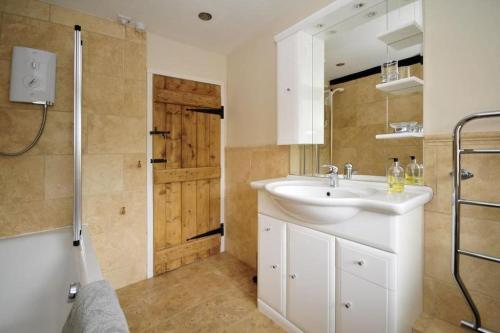 Koupelna v ubytování River Cottage Brecon: Hot Tub, Fire, Balcony, Wifi
