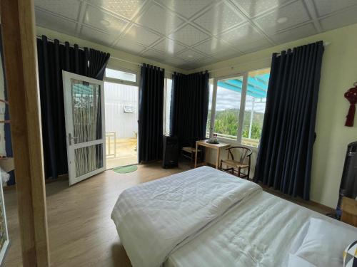 Ένα ή περισσότερα κρεβάτια σε δωμάτιο στο Đông Măng Homestay