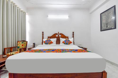 1 dormitorio con 1 cama blanca grande en una habitación en FabHotel Umrao Haveli with Pool, en Jaipur