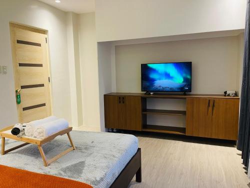uma sala de estar com uma televisão de ecrã plano num armário em Puerto Galera Seascape by Aussie Staycation em Puerto Galera