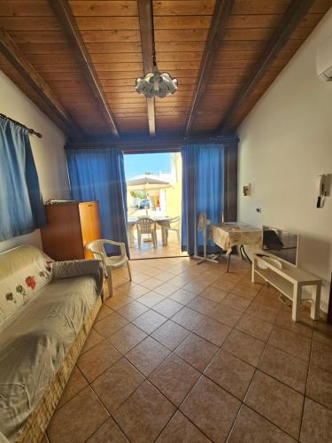 ein Schlafzimmer mit einem Bett und einem Tisch in einem Zimmer in der Unterkunft Ciclamino in Alcamo Marina