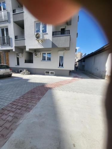 - une vue sur un bâtiment depuis la rue dans l'établissement Goce, à Skopje