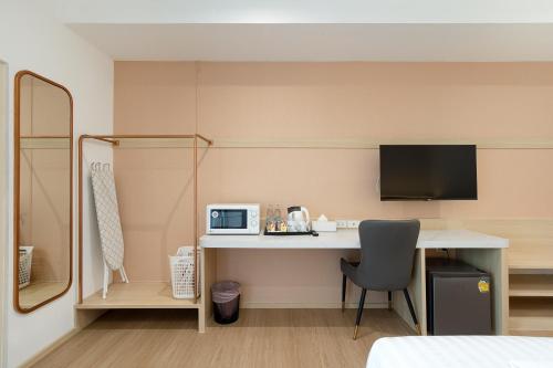 Riski Residence Ngamwongwanにあるテレビまたはエンターテインメントセンター