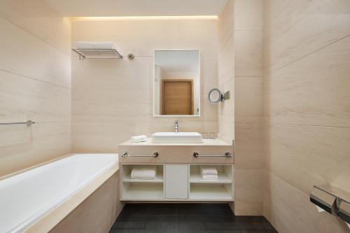 西安的住宿－西安威斯汀大酒店，浴室配有盥洗盆和浴缸。
