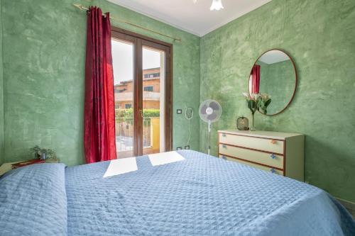 カステルサルドにあるAppartamento vista mareのベッドルーム(青いベッド1台、窓付)