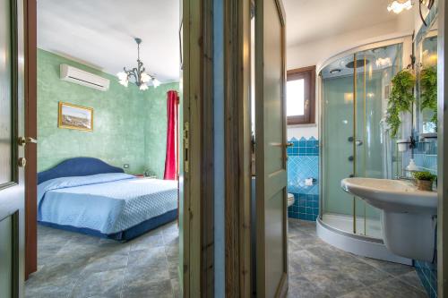 カステルサルドにあるAppartamento vista mareのベッドルーム1室(ベッド1台付)、バスルーム(シンク付)
